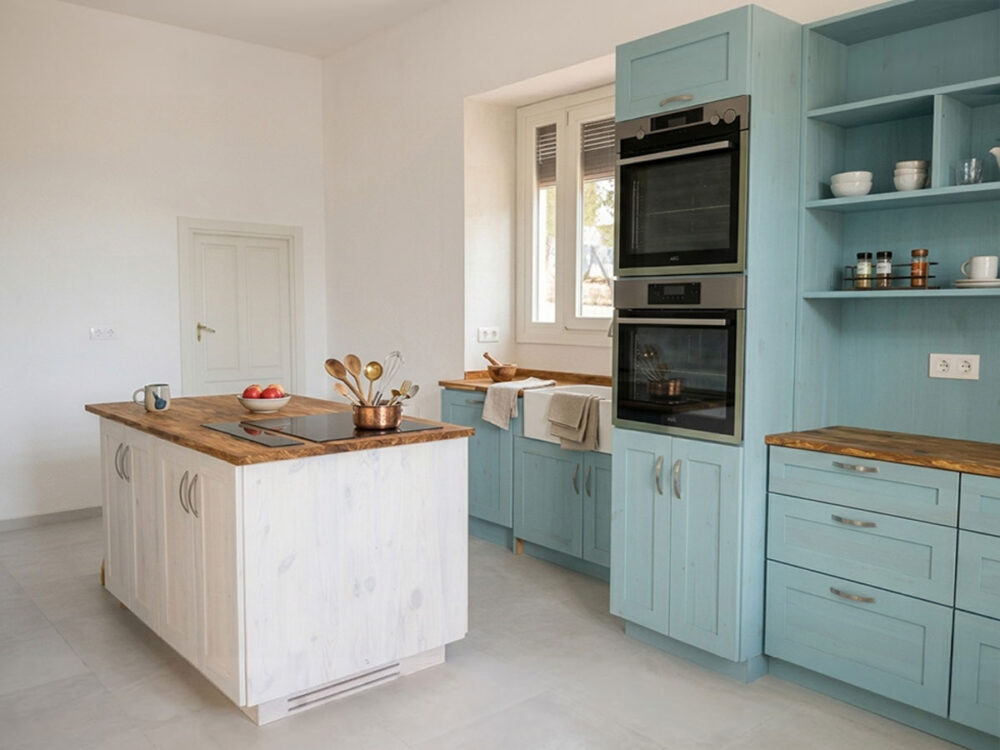 cocina de madera amciza de olivo azul y blanco