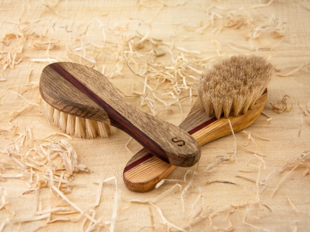 Cepillo para bebé en madera maciza