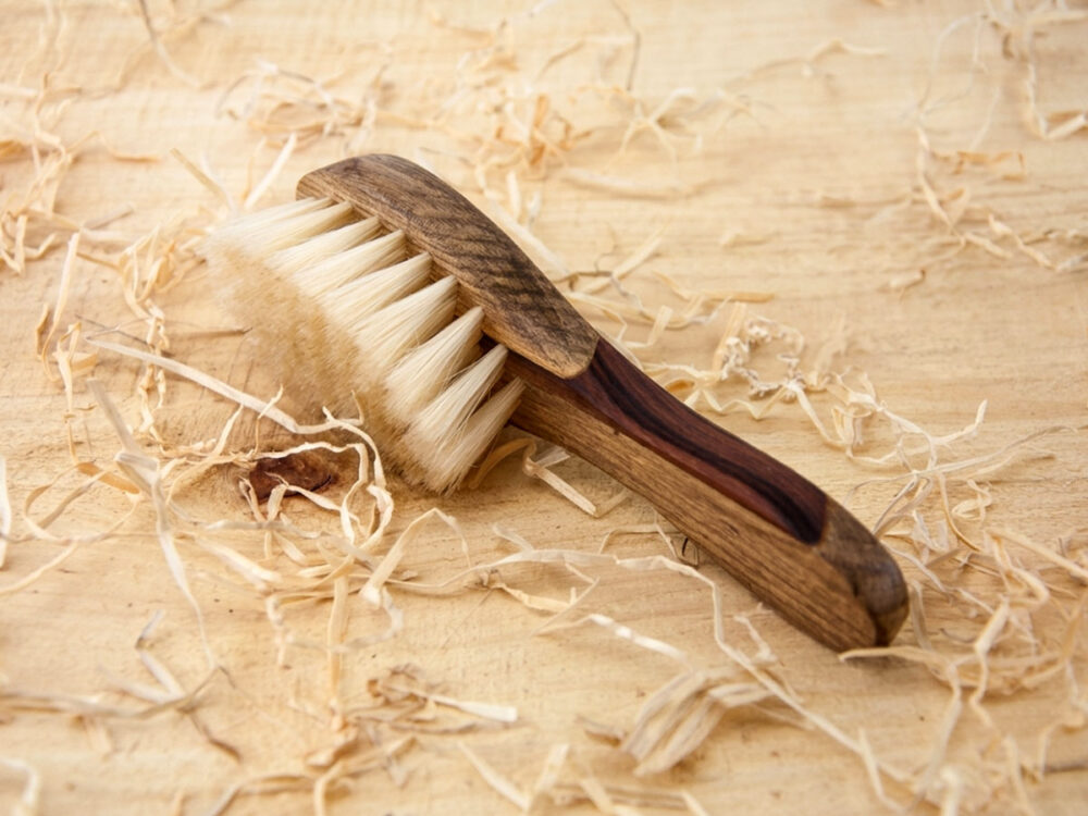 Cepillo para bebé en madera maciza
